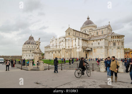 PISA, Italien - 29 Oktober, 2018: Die Piazza dei Miracoli, formal bekannt als Piazza del Duomo ist als ein wichtiges Zentrum der mittelalterlichen europäischen erkannt Stockfoto