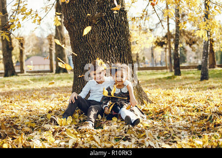 Childrenin ein Park Stockfoto