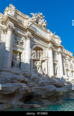 Rom, Italien, 26. Oktober 2018: Trevi Brunnen. Aquädukt - FBI-Rokoko Brunnen, gestaltet von Nicola Salvi und im Jahr 1762 abgeschlossen, mit geschnitzten Figuren. Stockfoto