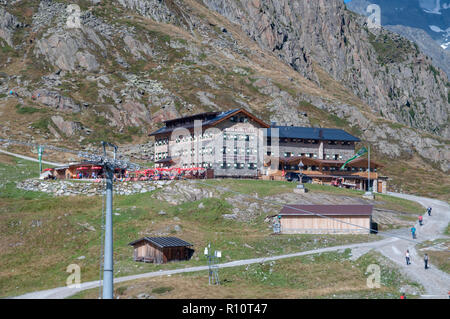 Restaurant und Wanderer Hostel am Stubaier Wildspitze ist ein 3.341 Meter hoher Berg in den Stubaier Alpen in Tirol. Nordöstlich von Stockfoto