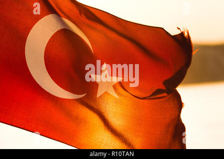 Türkische Flagge Flattern in der Sonne Stockfoto