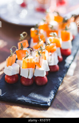 Frische Vorspeisen canapes mit Mozzarella und Tomaten auf einer Hochzeit Cocktail Party im Freien Stockfoto