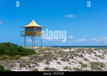 Die legendären Gelben lifeguard Tower am Semaphor mit blauem Himmel und flauschige Wolken am Semaphor South Australia am 7. November 2018 Stockfoto