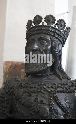 Ferdinand II. von Aragon, der Katholischen (1452-1516). Statue, 1531. Artist: Polhaimer und Magt. Grab von Maximilian I. in Innsbruck, Österreich. Stockfoto