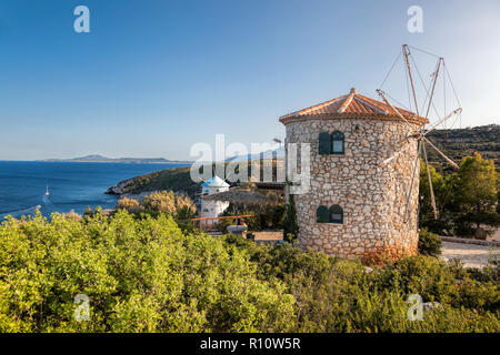 Alte Windmühlen auf Skinari, Insel Zakynthos, Griechenland Stockfoto