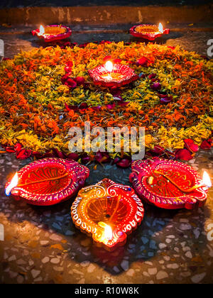 Bunte diyas und Lampen auf der Nacht von Diwali Festival während des Gebetes Stockfoto