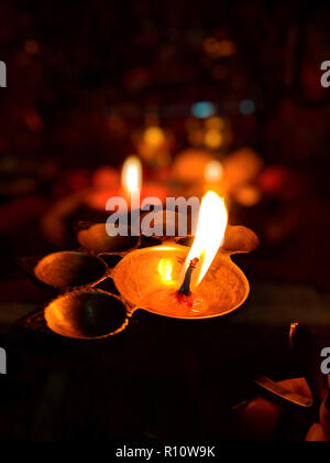 Bunte diyas und Lampen auf der Nacht von Diwali Festival während des Gebetes Stockfoto