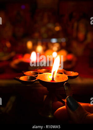 Bunte diyas und Lampen auf der Nacht von Diwali Festival während des Gebetes Stockfoto