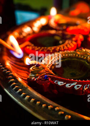 Bunte diyas und Lampen auf der Nacht von Diwali Festival während des Gebetes Stockfoto