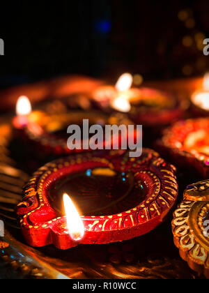 Bunte diyas und Lampen auf der Nacht von Diwali Festival während des Gebetes Stockfoto