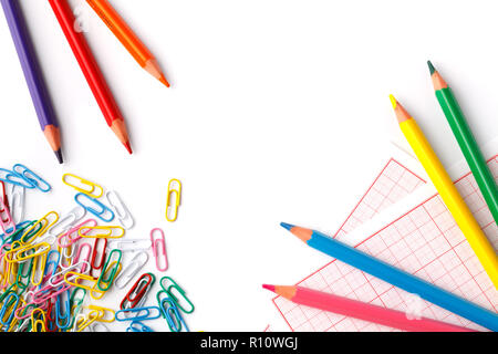 Buntstifte und papper Clip isolieren auf Weiß Stockfoto