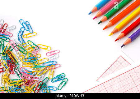 Buntstifte und papper Clip isolieren auf Weiß Stockfoto