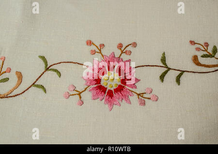 Eriwan, Armenien, 04. Juni 2018: Teil der horizontalen bestickt Grenze mit rosa-roten Blüten und Knospen auf welligen Zweige mit kleinen Blättern Stockfoto
