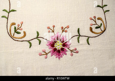 Eriwan, Armenien, 04. Juni 2018: Teil der gestickten Ecke von der Grenze mit einem rosa-roten Blüten und Knospen auf welligen Zweige mit kleinen Blättern Stockfoto
