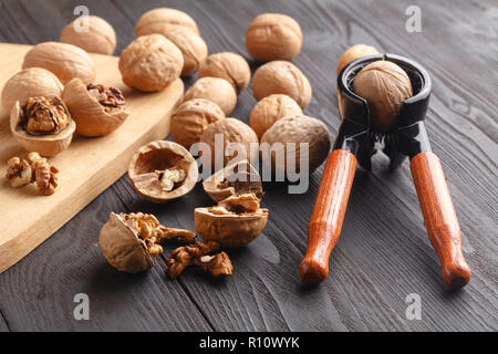 Nussknacker und Walnüsse auf einem hölzernen Hintergrund Stockfoto