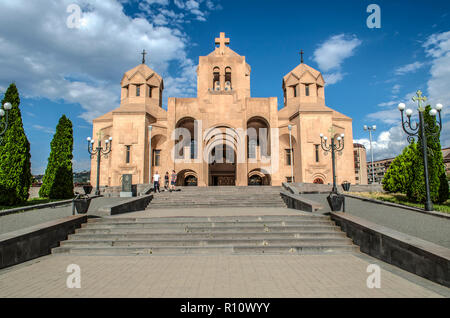 Eriwan, Armenien; 9. Juni; 2018: Allee mit Zypressen und Treppe zum Haupteingang der Kathedrale von St. Gregory Illuminator von Tigran Stockfoto