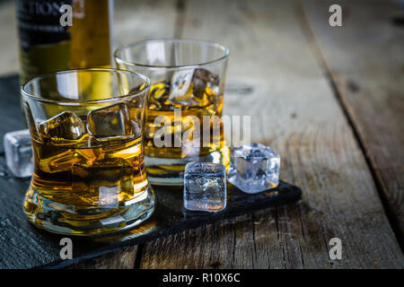 Whisky mit Eis in Gläser Stockfoto