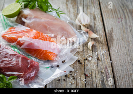 Rind, Huhn und Lachs im Vakuum Beutel für Sous Vide Garen Stockfoto