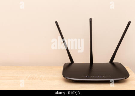 Schwarz Router auf Möbel home Internet oder Wi-fi-Konzept Stockfoto