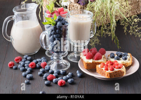Gesundes Frühstück: Übernachtung Hafer mit frischen Blaubeeren in einem Glas Stockfoto