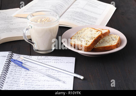 Gesund vegan Frühstück. Haferflocken Müsli mit Hafer Milch und Beeren über holztisch Hintergrund. Sauber Essen, Gewichtsverlust, Vegetarisch, Rohkost conce Stockfoto