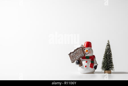Frohe Weihnachten und guten Rutsch ins neue Jahr. Schneemann und Weihnachtsbaum auf weißem Hintergrund. Weihnachten Festival mit kopieren. Stockfoto