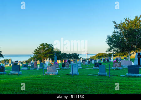 Grosses-Roches, Kanada - 12 September 2018: Der Friedhof der Les Saints-Sept-Freres Katholische Kirche, Grosses-Roches, Gaspe Halbinsel, Quebec, C Stockfoto