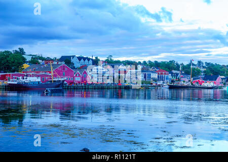 Lunenburg, Kanada - 20. September 2018: Blick auf das Wasser und den Hafen von der historischen Stadt Lunenburg, Nova Scotia, Kanada Stockfoto