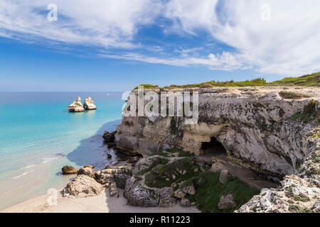 Die beiden Schwestern stapeln vor der Küste von Torre dell'Orso. Melendugno, Provinz Lecce, Salento, Apulien, Italien. Stockfoto