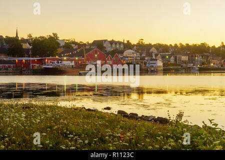 Lunenburg, Kanada - 21 September 2018: Sonnenaufgang Blick auf die Waterfront und den Hafen von der historischen Stadt Lunenburg, Nova Scotia, Kanada Stockfoto