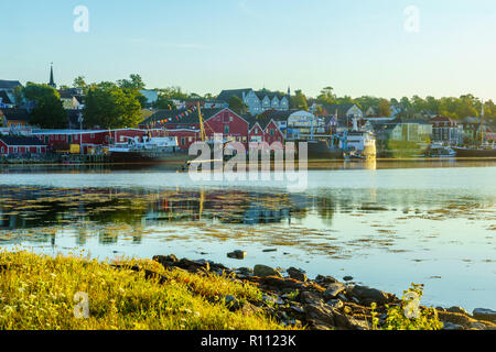 Lunenburg, Kanada - 21 September 2018: Morgen Aussicht auf das Wasser und den Hafen von der historischen Stadt Lunenburg, Nova Scotia, Kanada Stockfoto