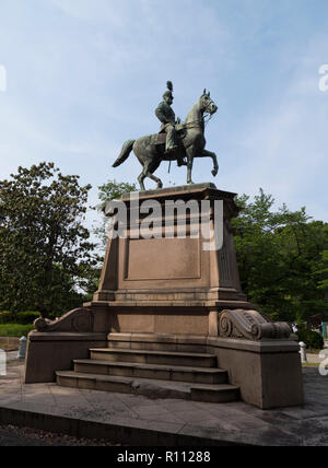 Bronzestatue des Prinzen Komatsu No Miya Akihito in Uneo Park von Tokio, Japan. Es wurde von bunten Richter ïkuma Ujihiro entworfen und errichtet im Februa Stockfoto