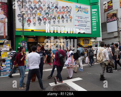 Menschen gehen in Akihabara, Tokio, Japan. Es ist ein beliebter Ort für Elektronik, Anime, Manga kaufen und hat viele Maid Cafes. Stockfoto