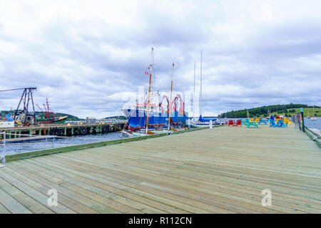 Lunenburg, Kanada - 21 September 2018: Pier mit bunten Stühlen, mit Touristen, in den Hafen von Lunenburg, Nova Scotia Stockfoto