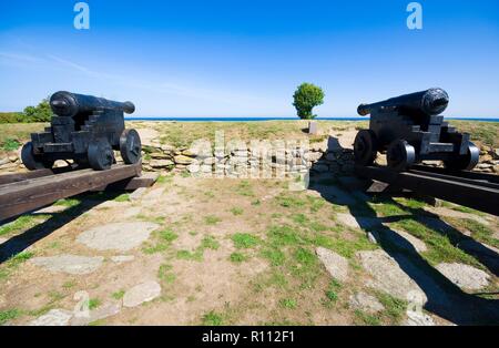 Alte Stadtmauer mit ihren Kanonen an der Küste der Ostsee in Svaneke, Bornholm, Dänemark Stockfoto