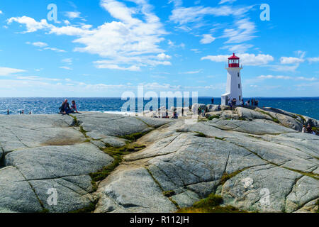 Peggys Cove, Kanada - 22. September 2018: Blick auf den Leuchtturm, mit Touristen, im Fischerdorf Peggy's Cove, Nova Scotia, Kanada Stockfoto