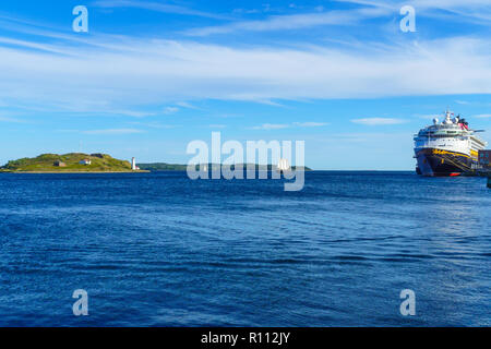 Halifax, Kanada - 22 September, 2018: Blick von Georges Insel und seinem Leuchtturm, ein Segelboot und ein Schiff, in Halifax, Nova Scotia, Kanada Stockfoto