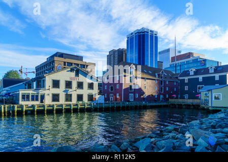 Halifax, Kanada - 22. September 2018: Blick auf den Hafen und die Innenstadt von Gebäuden, bei Einheimischen und Besuchern, in Halifax, Nova Scotia, Kanada Stockfoto