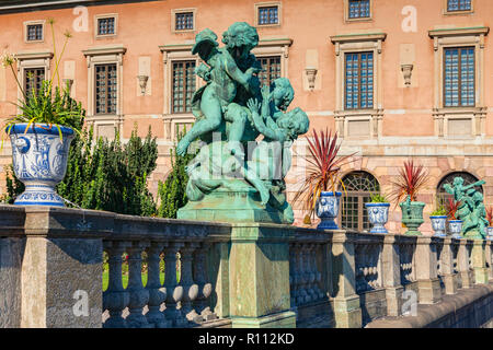 16. September 2018: Stockholm, Schweden - Details der Balustrade im Royal Palace, mit Urnen voller Pflanzen und einen cherub Skulptur. Stockfoto