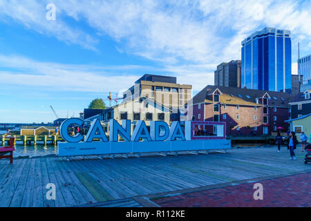 Halifax, Kanada - 22. September 2018: Blick auf den Hafen und die Innenstadt von Gebäuden, bei Einheimischen und Besuchern, in Halifax, Nova Scotia, Kanada Stockfoto