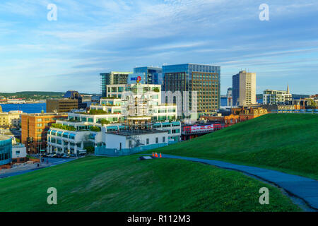 Halifax, Kanada - 22. September 2018: Blick auf die Innenstadt von Gebäuden, bei Einheimischen und Besuchern, in Halifax, Nova Scotia, Kanada Stockfoto