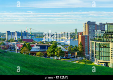 Halifax, Kanada - 22. September 2018: Blick auf die Innenstadt von Gebäuden und die Angus L. Macdonald Brücke, mit Einheimischen und Besuchern, in Halifax, Nova Scotia. Stockfoto