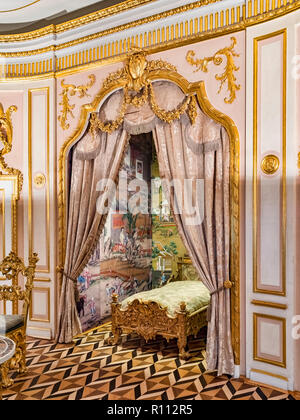18. September 2018: St. Petersburg, Russland - Bett im Schlafzimmer oder Crown Room in Peterhof Grand Palace. Stockfoto