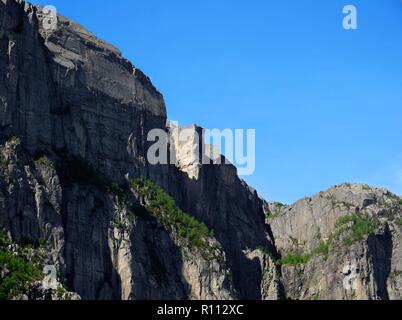 Blick auf den Preikestolen aus dem Lysefjord, Norwegen Stockfoto