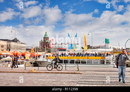 20. September 2018: Helsinki, Finnland - Helsinki Waterfront, mit Massen von Touristen und ein Schiff. Stockfoto