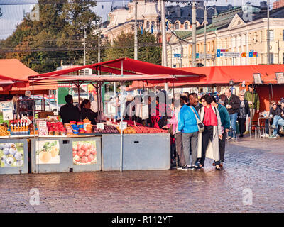 20. September 2018: Helsinki, Finnland - Masse von asiatischen Touristen zu einem Obst auf dem Bauernmarkt. Stockfoto