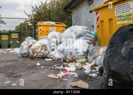 Stapel von Müll auf den Straßen wegen fulls Mülltonnen. Zivilisierung, Grobheit und Schmutz. Bergamo, Italien - 15. Oktober 2018 Stockfoto