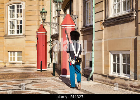 23. September 2018: Kopenhagen, Dänemark - Soldat der Dänischen Königlichen Wache, am Schloss Amalienborg. Stockfoto