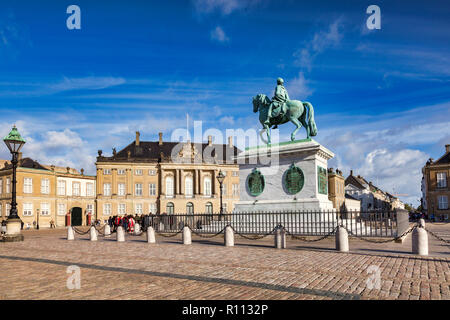 23. September 2018: Kopenhagen, Dänemark - das Schloss Amalienborg und Square, und Reiterstandbild von König Frederik V an einem sonnigen Herbsttag. Stockfoto