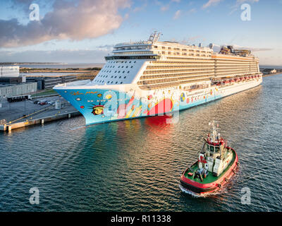 23. September 2018: Kopenhagen, Dänemark - das Kreuzfahrtschiff Norwegian Breakaway im äußeren Hafen in Kopenhagen günstig auf einem sonnigen September Morgen, Stockfoto